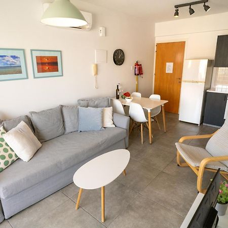 Blu Mackenzie 1 Bdr Flat With Pool Lägenhet Larnaca Exteriör bild
