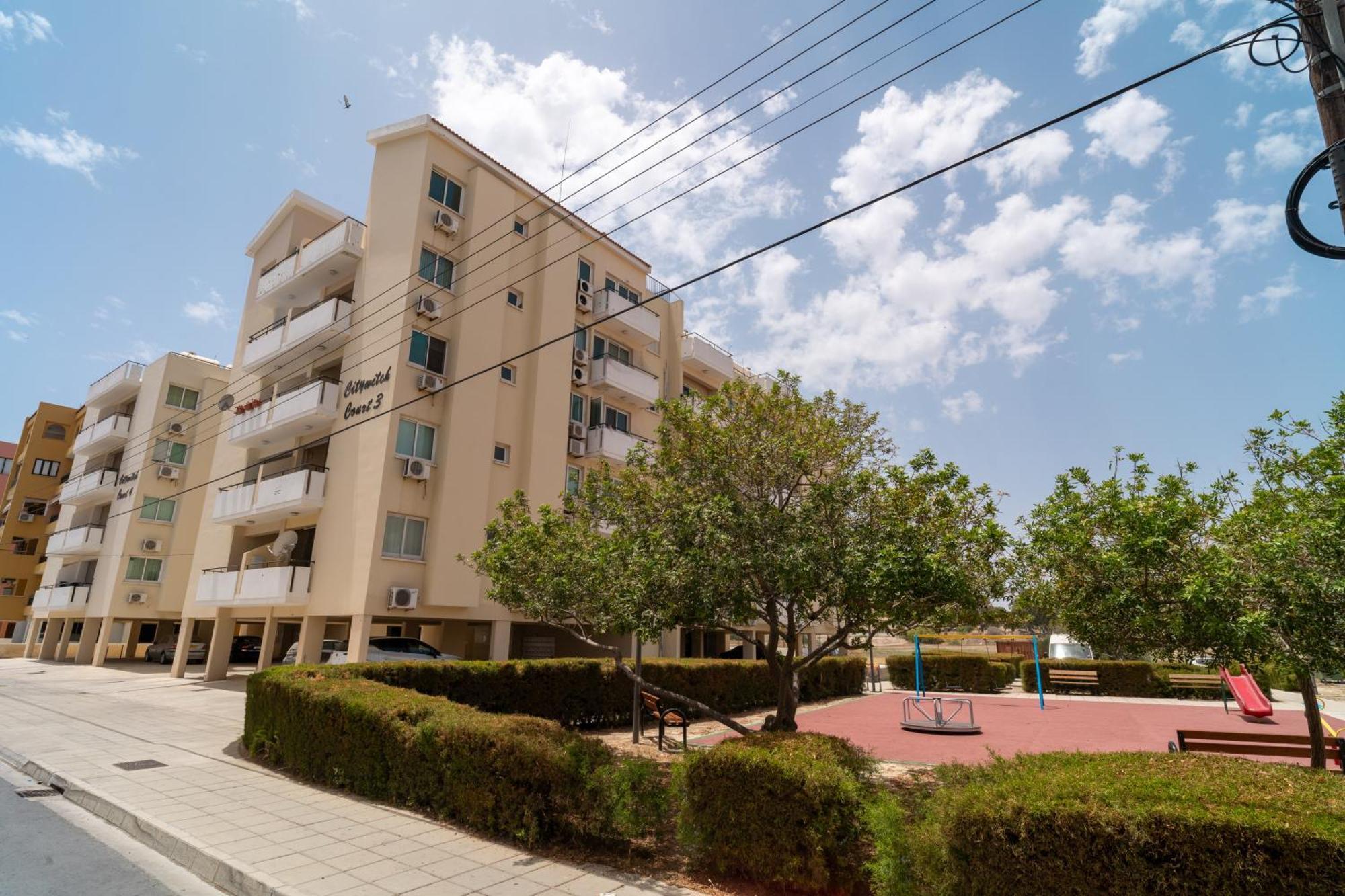 Blu Mackenzie 1 Bdr Flat With Pool Lägenhet Larnaca Exteriör bild