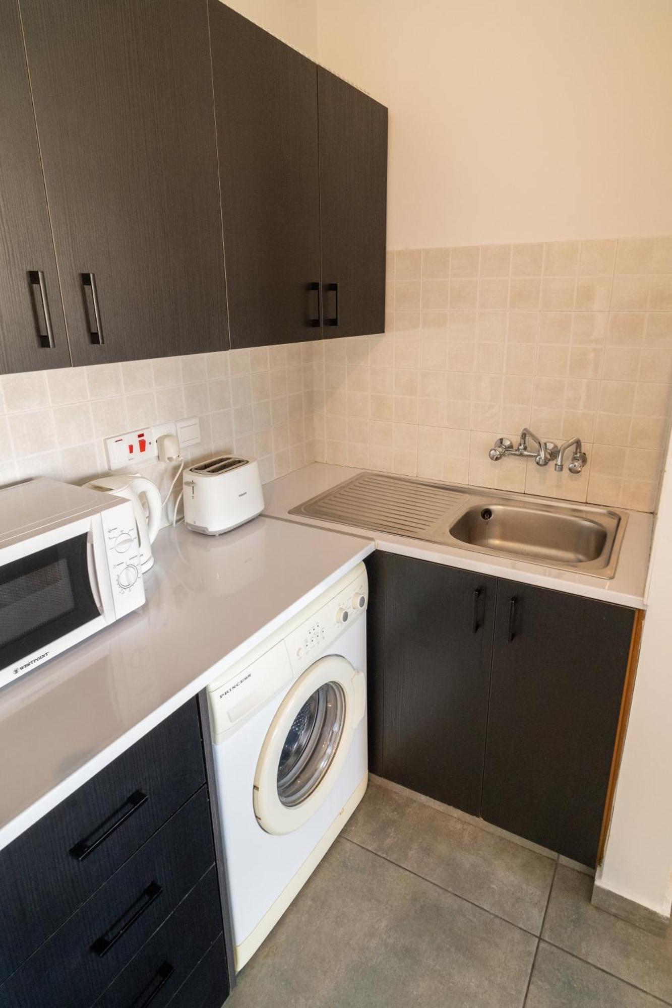 Blu Mackenzie 1 Bdr Flat With Pool Lägenhet Larnaca Exteriör bild