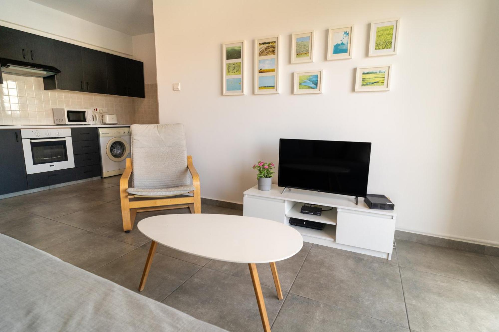 Blu Mackenzie 1 Bdr Flat With Pool Lägenhet Larnaca Exteriör bild