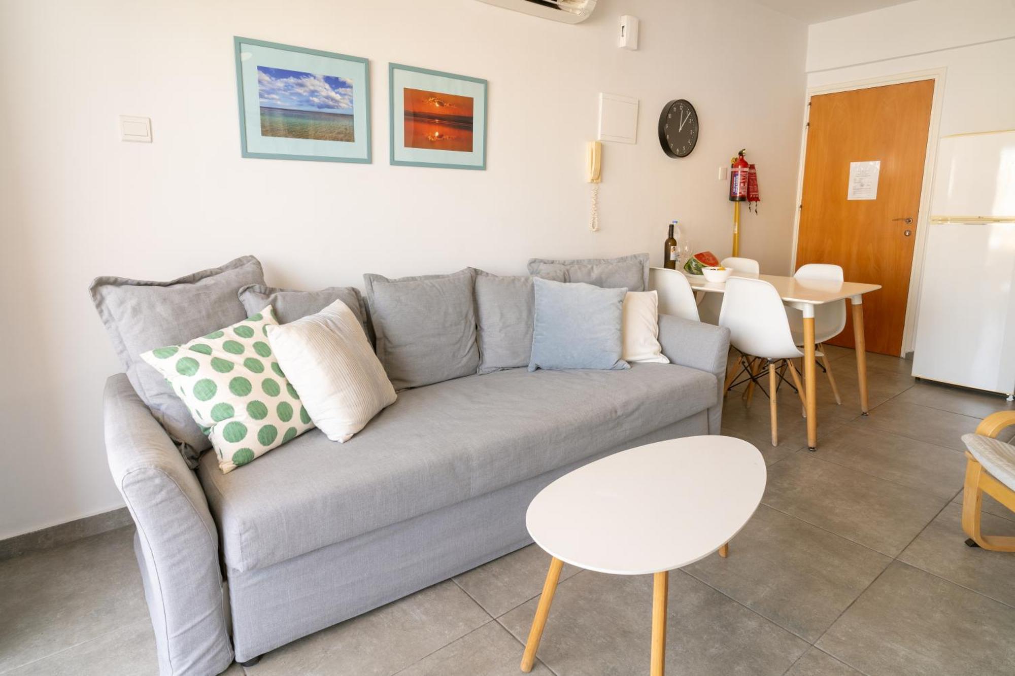 Blu Mackenzie 1 Bdr Flat With Pool Lägenhet Larnaca Exteriör bild