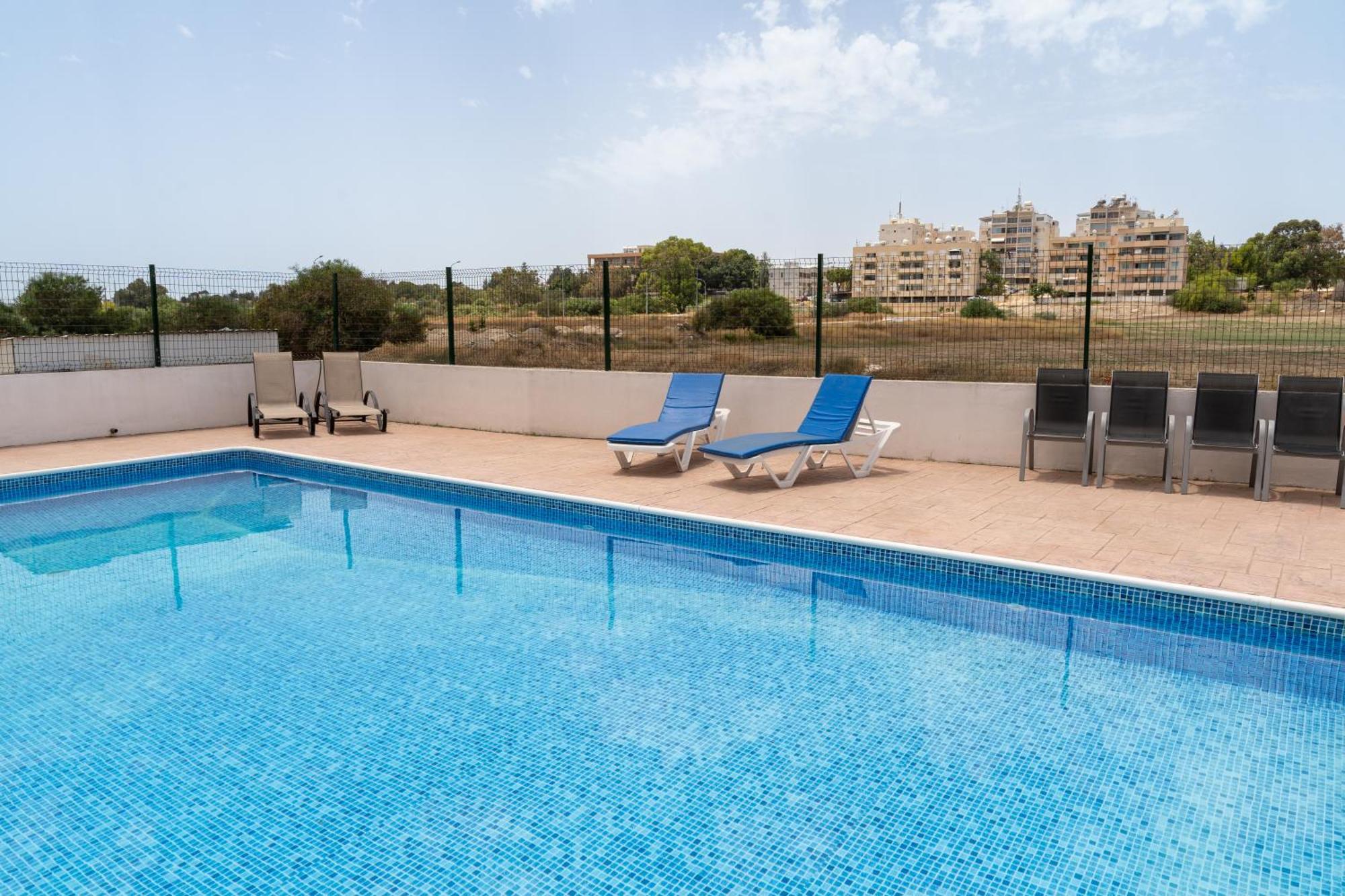 Blu Mackenzie 1 Bdr Flat With Pool Lägenhet Larnaca Exteriör bild